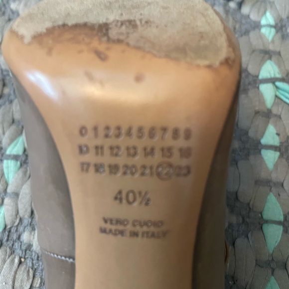 Maison Martin Margiela grey leather and suede pumps - Picture 7 of 7